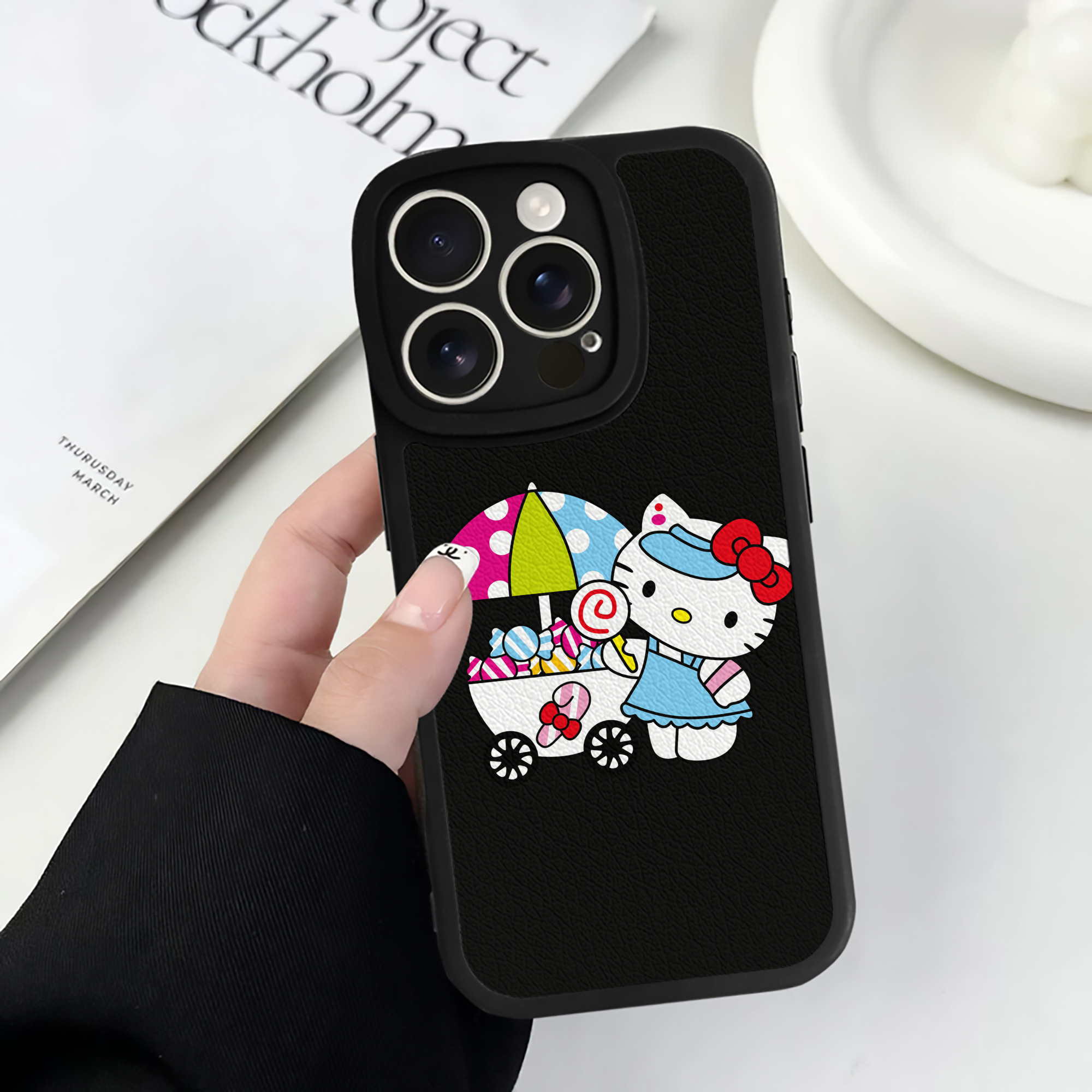 （画像用） Hello Kitty ハローキティ 【iPhone 16シリーズ対応】シリコンスマホケース（レザー調） 材質：シリコン